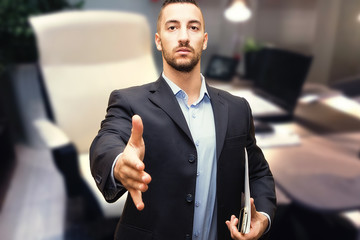 stretta di uomo di business in ufficio per firma del contratto 