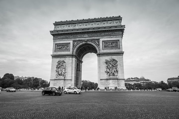 Fototapeta na wymiar Arc de Triomphe place de l'Étoile n&b, en île-de-France à Paris, France
