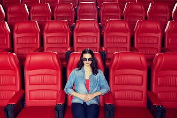 Obraz premium young woman watching movie in 3d theater