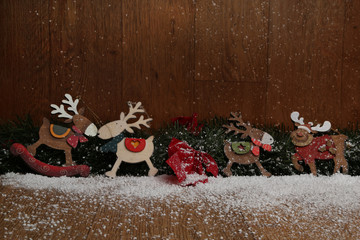 composizione natalizia con renne e neve