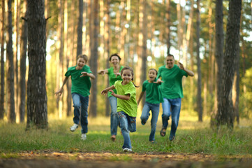 Fototapeta premium Friendly family running 