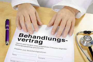 Arzt legt Patient Behandlungsvertrag für Behandlung oder Operation in Krankenhaus vor