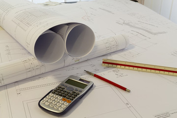 
Scrivania d'ufficio con elaborati di progetto
