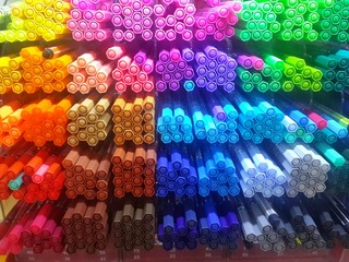 Renkli kalemler ve kırtasiye dükkanı