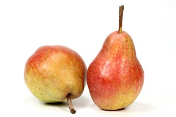 Birnen der Sorte Red Bartlett isoliert auf weißem Hintergrund