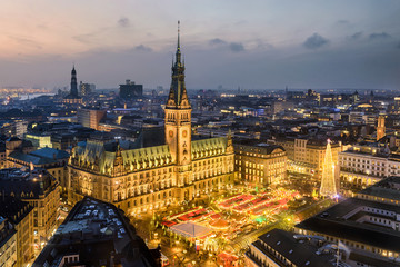 Rathaus und Weihnachtsmarkt in Hamburg, Deutschland