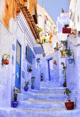 Straße mit Treppen in der Medina der marokkanischen blauen Stadt Chaouen © Boris Stroujko