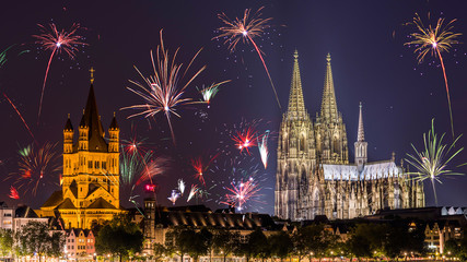 Feuerwerk am Kölner Dom zu Silvester © Günter Albers