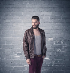 Obraz premium Fashion model in front of brick urban wall