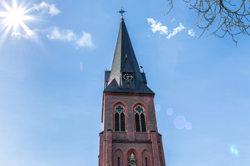 Kirchturm unter der Sonne