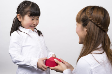 プレゼントを渡す女の子