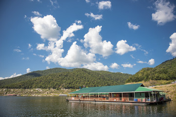 Fototapeta na wymiar Floating house in the lake Bhumibol Dam Tak ,Thailand.