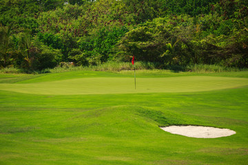 Obraz premium Beautiful landscape of a golf court with palm trees in Punta Can