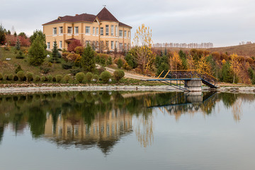 Fototapeta na wymiar Hotel on the bank of the lake