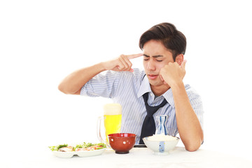 頭痛を訴える酔った男性