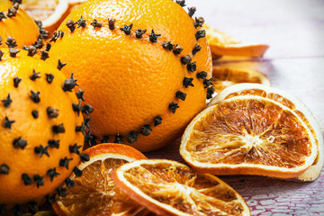 dried sliced oranges and oranges with cloves