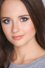 Obraz premium Portrait of an attractive fashionable young brunette woman