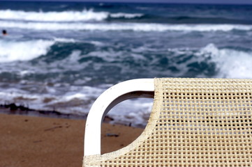 Obraz na płótnie Canvas Фрагмент шезлонга на пляже у моря