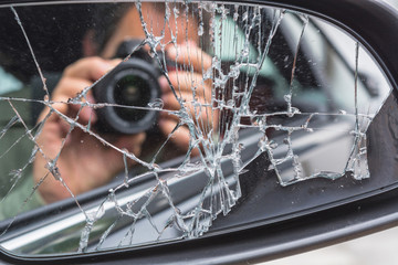 Mann  fotografiert aus dem Auto