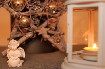 Fototapeta na wymiar Weihnachtsdekoration mit Engel, Laterne und Stern