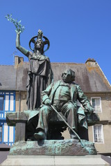Tréguier, Statue von Ernest Renan, Bretagne