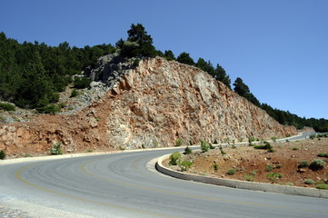 Извилистой дороге высоко в горах. Крит