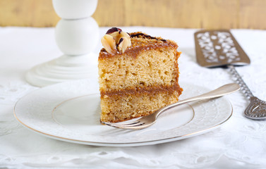 Caramel and nut cake slice