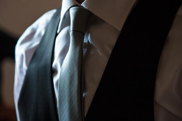 Uomo elegante con cravatta, camicia bianca e gilet