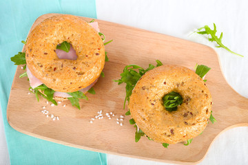 Zwei bagels mit Schinken und Rucola