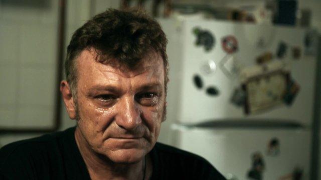 uomo triste che piange