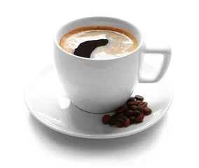 Foto op Plexiglas Koffiebar Een kopje lekkere koffie en granen, geïsoleerd op wit