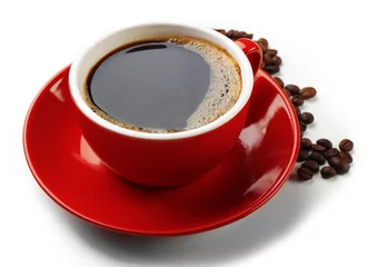 Papier Peint photo autocollant Bar a café Une tasse rouge de boisson savoureuse et de grains de café dispersés, isolés sur blanc