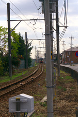 街を抜ける電車