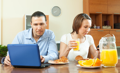 Obraz na płótnie Canvas casual couple using electronic devices