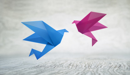 Origami-Tauben vor grauem Holzhintergrund