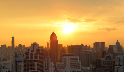 Obraz premium Zachód słońca nad krajobrazem miasta