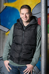 Mann lässig vor Graffiti