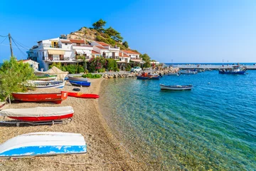 Poster Een weergave van het vissersdorp Kokkari met prachtig strand, het eiland Samos, Griekenland © pkazmierczak