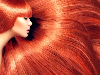 Photo sur Plexiglas Salon de coiffure De beaux cheveux. Femme de beauté avec de longs cheveux rouges comme toile de fond