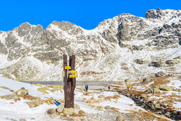 Obraz premium Sign with trail directions in Hincova valley covered with snow, Tatra Mountains, Slovakia