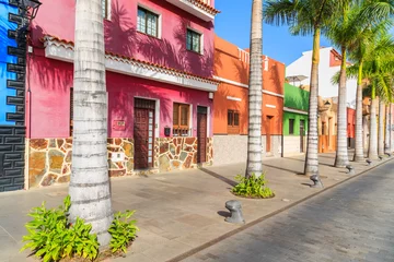 Zelfklevend Fotobehang Kleurrijke huizen en palmbomen op straat in de stad Puerto de la Cruz, Tenerife, Canarische Eilanden, Spanje © pkazmierczak