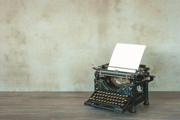 Old typewriter - 96904570