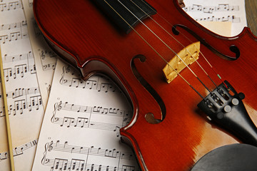 Fototapeta premium Violin on music papers background