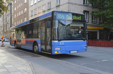 Рейсовый автобус на улице Мюнхена (Германия)