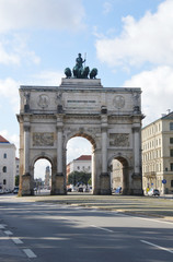 Fototapeta na wymiar Триумфальная арка (Siegestor) на Людвигштрассе (Мюнхен, Германия)