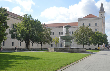 Fototapeta na wymiar Фонтан напротив здания Мюнхенского университета им. Людвига Максимилиана на Professor-Huber-Platz (Германия)