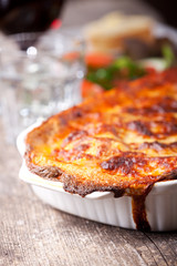 frische Lasagne in einer Auflaufform