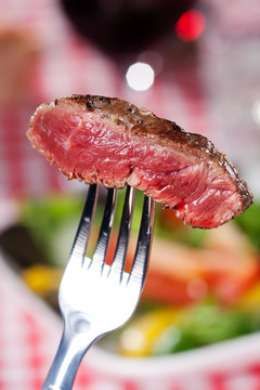 Scheibe eines Steaks auf einer Gabel