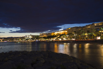 Obraz premium Nadmorska promenada w Cannes w nocy