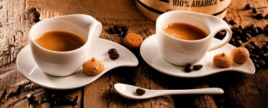 Tasse Kaffe (espresso) auf einem holz hintergrund 